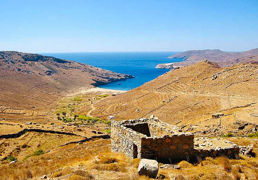 Kalo Ampeli beach is located before Ganema and Koutalas beaches.