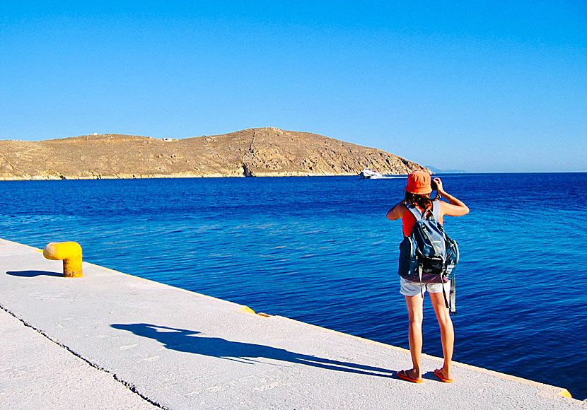 A catamaran on its way to the port of Livadi in Serifos.