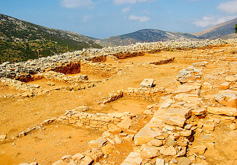The ancient Mycenaean city on Sifnos is approximately 10,000 km2 in size.
