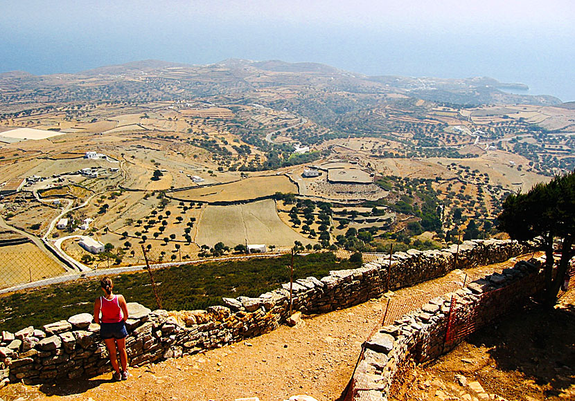 Hike to the church of Agios Andreas and the archaeological excavations in Sifnos.