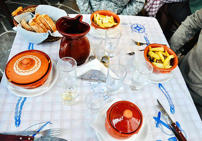 Food served in clay pots is Restaurant Apostoli To Koutouki's specialty.