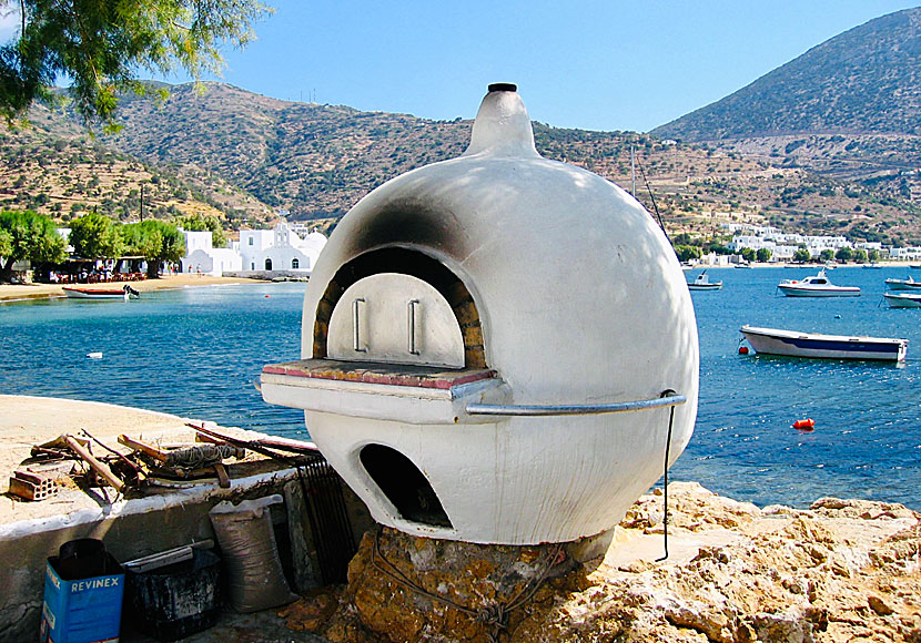 Tsikali Taverna in Vathy on Sifnos serves very good pizzas from a wood oven.