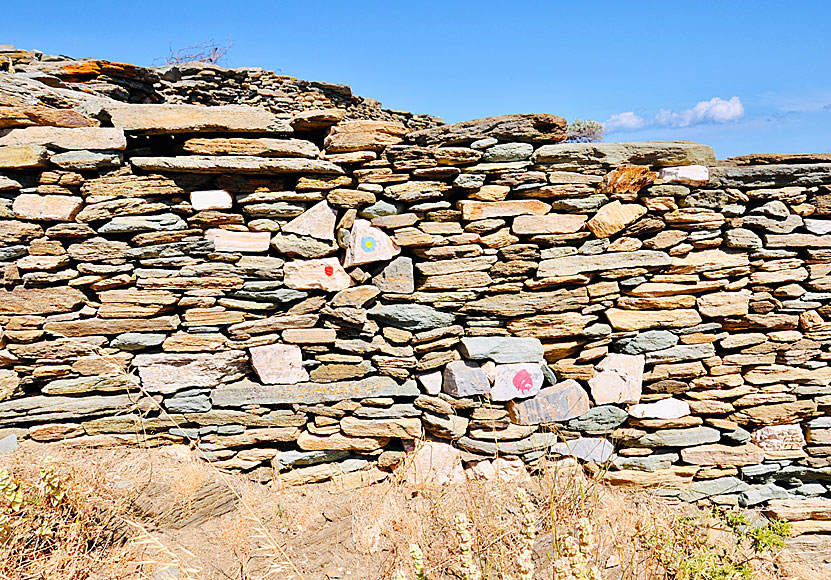 Many of the best hikes on Sifnos are well marked.