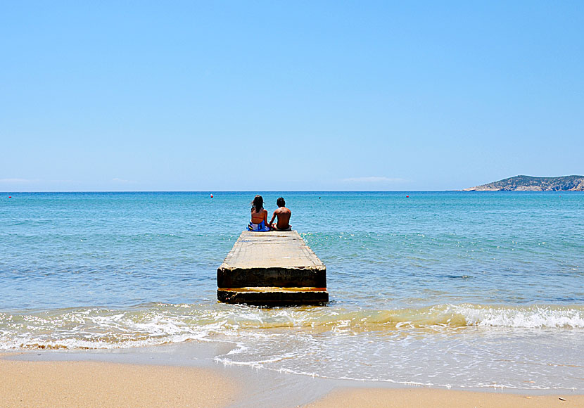 The small jetty in Platys Gialos on Sifnos is perfect if you want to snorkelling or jump into the turquoise sea.