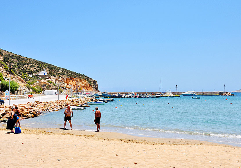 In Platys Gialos on Sifnos there is a small port where fishing boats and sailing boats are moored.