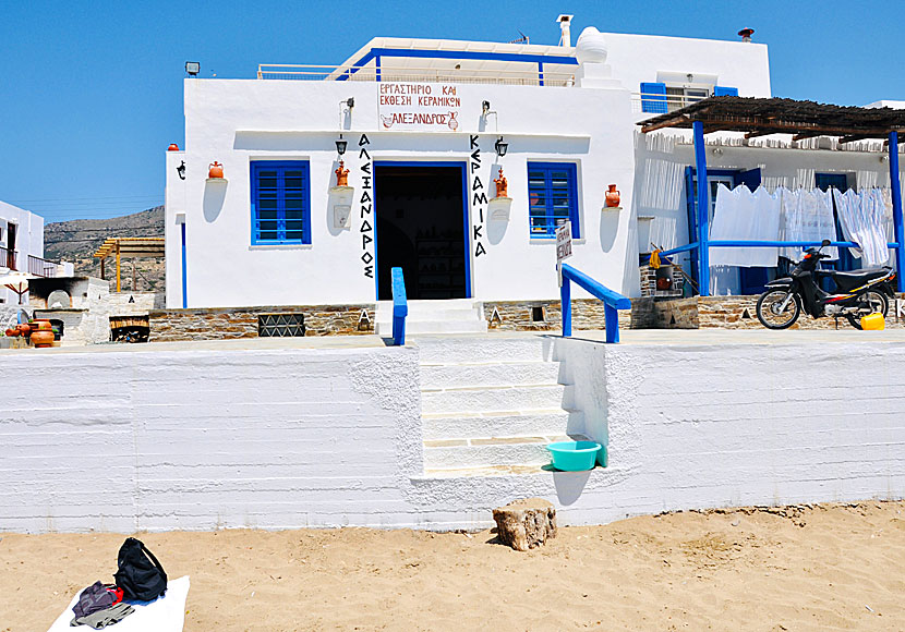 Pottery shops and pottery workshops on the beach in Platys Gialos on Sifnos.