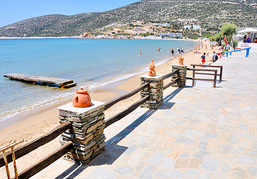 Along the beach promenade in Platys Gialos there are shops, restaurants, taverns, cafes, bars, ceramic workshops, pensions and hotels