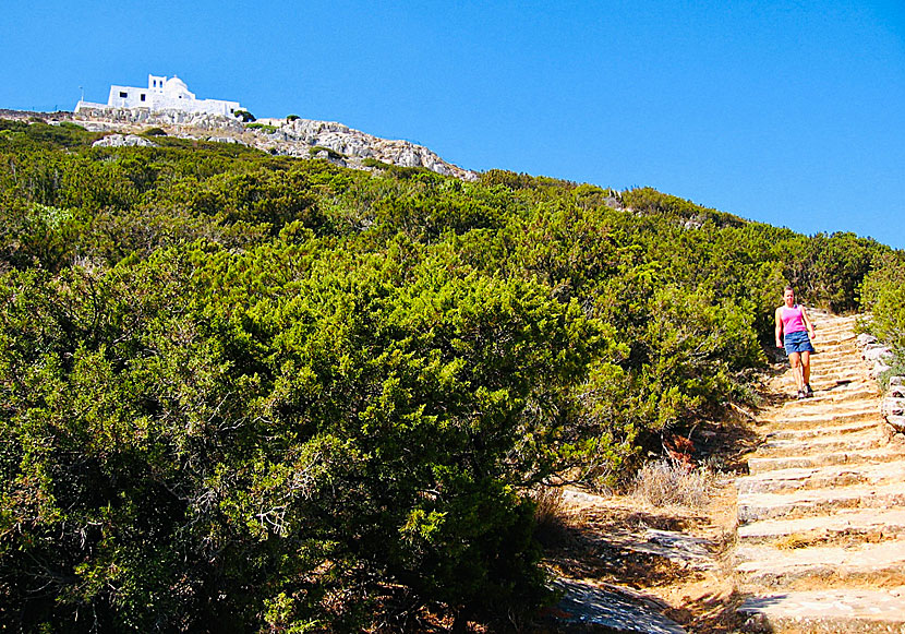 The road and path to the church of Agios Andreas on Sifnos.