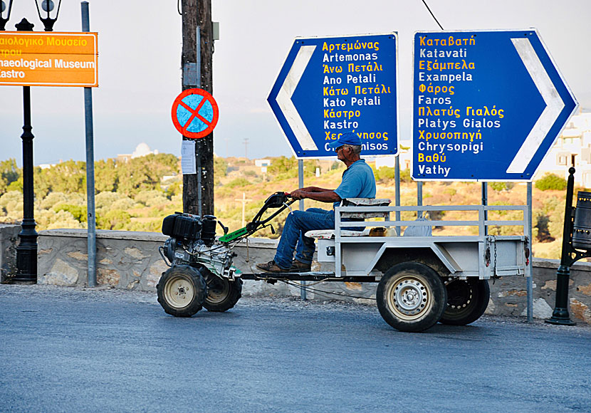 The major hub for buses on Sifnos is Apollonia.