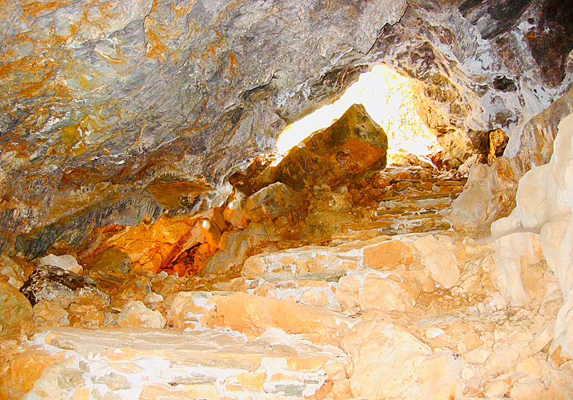 Hike to caves on Sifnos.