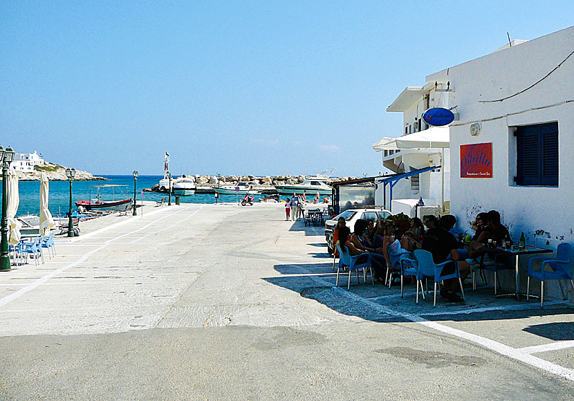There is a taverna and some cafes in the port of Sikinos to wait for the ferries.