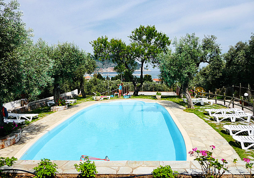 Del Sol Skopelos is a very nice and familiar hotel with tennis court and swimming pool.