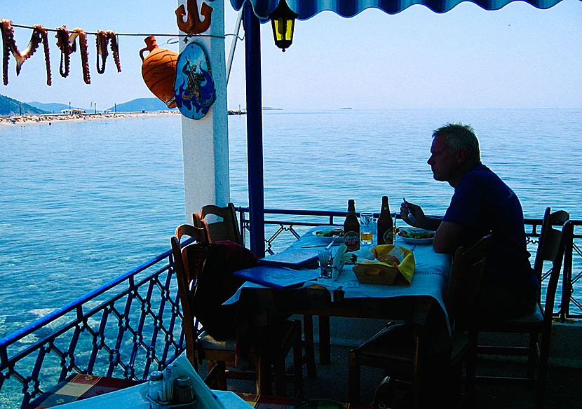 The best thing about Loutraki is having lunch or dinner with the sea as a close neighbor.
