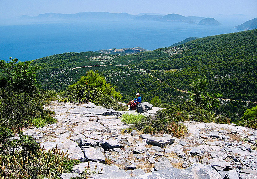 From Sendoukia on Skopelos you are offered fantastic views towards the neighboring island of Alonissos.