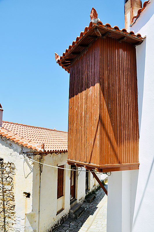 The houses in Glossa are very beautiful, many have colorful wooden balconies, just like in Skopelos town.