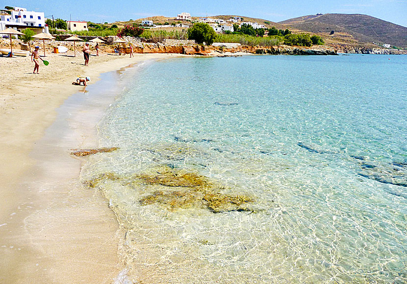 The child-friendly sandy beach in Fabrika on Syros in Greece.