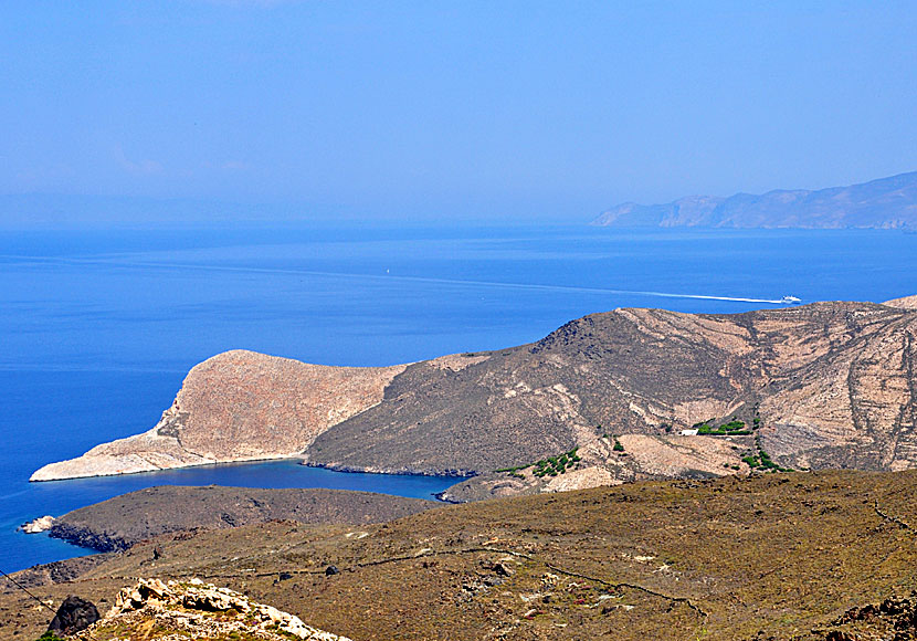 Hike to Grammata beach from San Michalis in northern Syros.