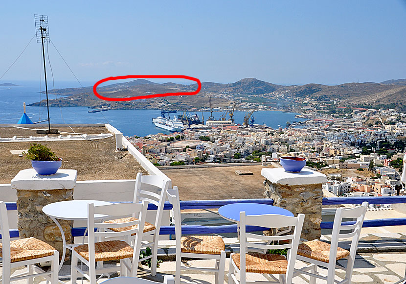 Azolimnos beach is close to Ermoupolis and Syros airport.