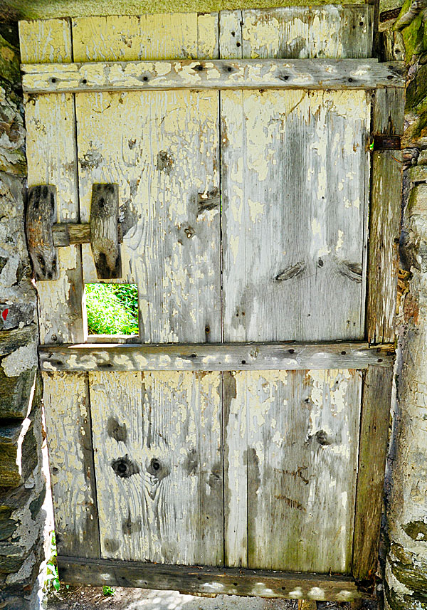 In Tarabados on Tinos, small children can play through the old doors.