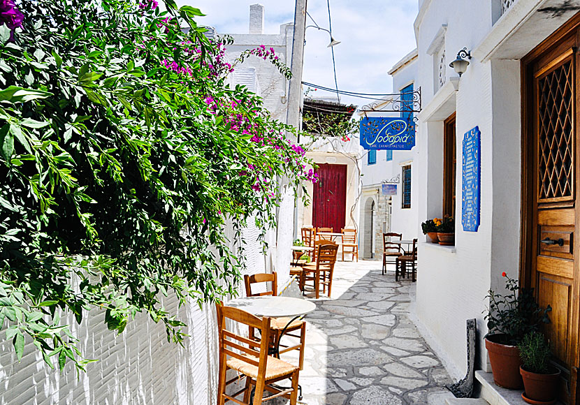 Cafes and taverns in Pyrgos on Tinos.