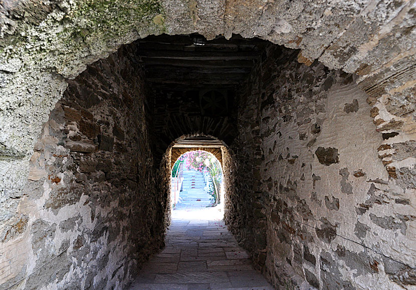 The entrance to the village of Tarabados.