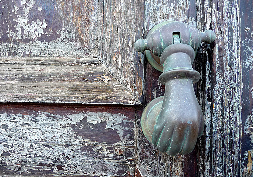 Knocking on heavens door with Bob Dylan at an old door in Ermoupolis on Syros in Greece.