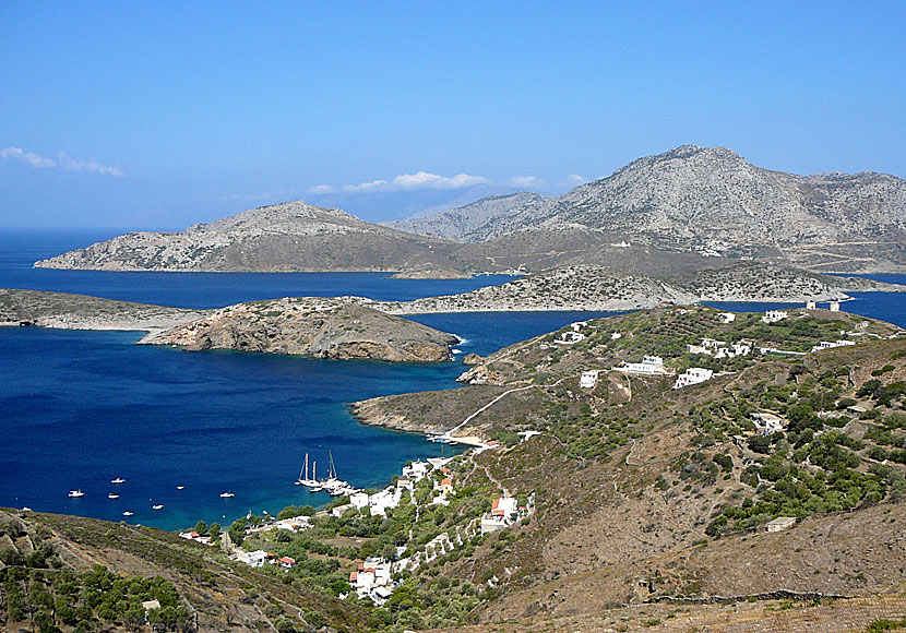 Fourni consists of several small islands. Kambi beach in the picture.