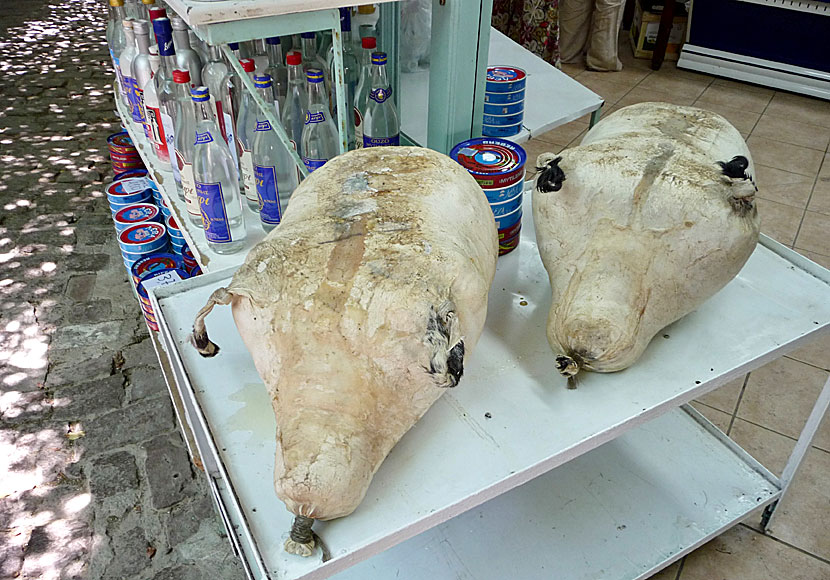 The restaurants on Lesvos serve first-class Greek food. Like this cheese called Touloumotyri and found in the village of Agiassos. 