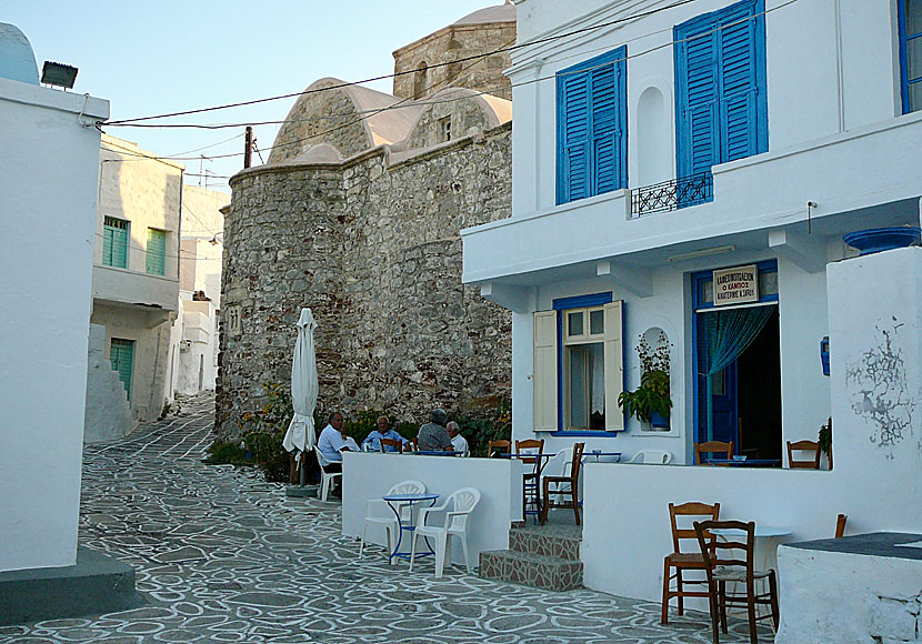 A small cozy ouzeria on one of the squares in Chora on Kimolos.