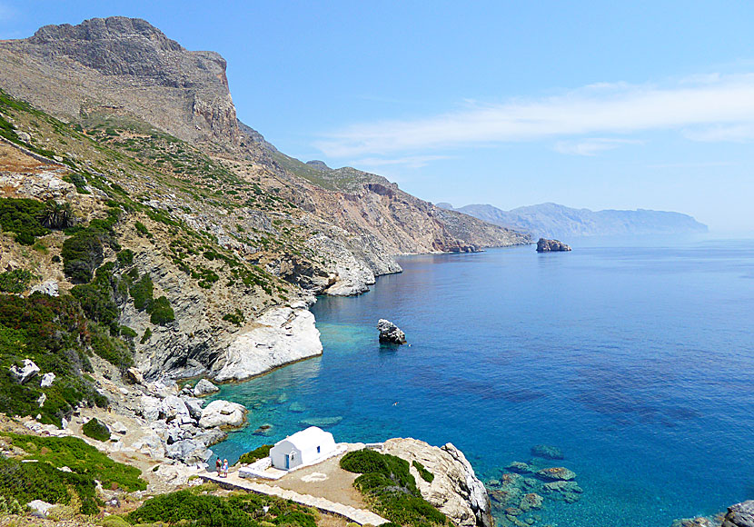 The rock bath Agia Anna and the monastery Panagia Hozoviotissa are not to be missed when you are on Amorgos in Greece.