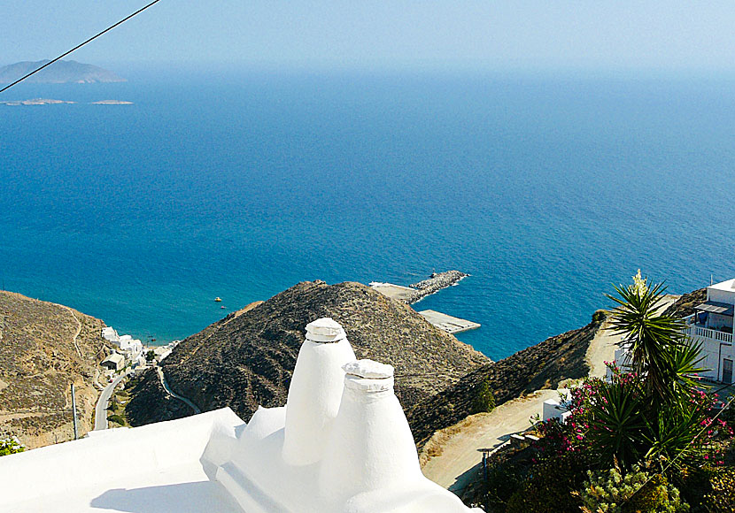 From the port of Anafi there are ferries to Santorini, Karpathos, Rhodes and Crete.