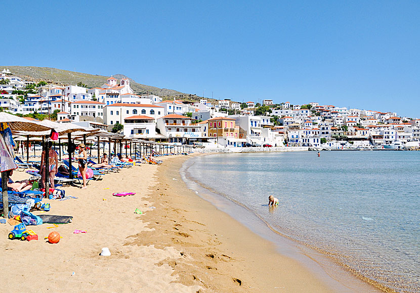 The beach in Batsi on Andros is one of the island's most child-friendly sandy beaches.