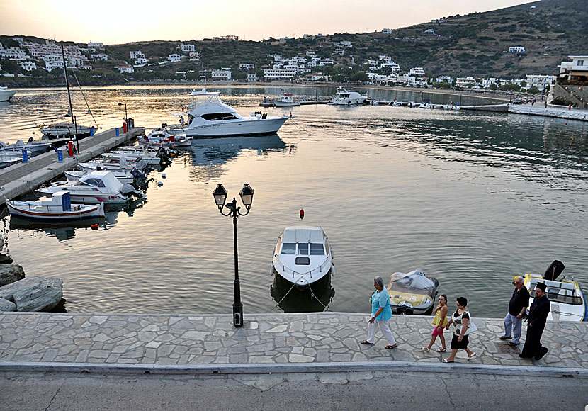 Along the harbor promenade in Batsi there are many good restaurants, taverns and bars.