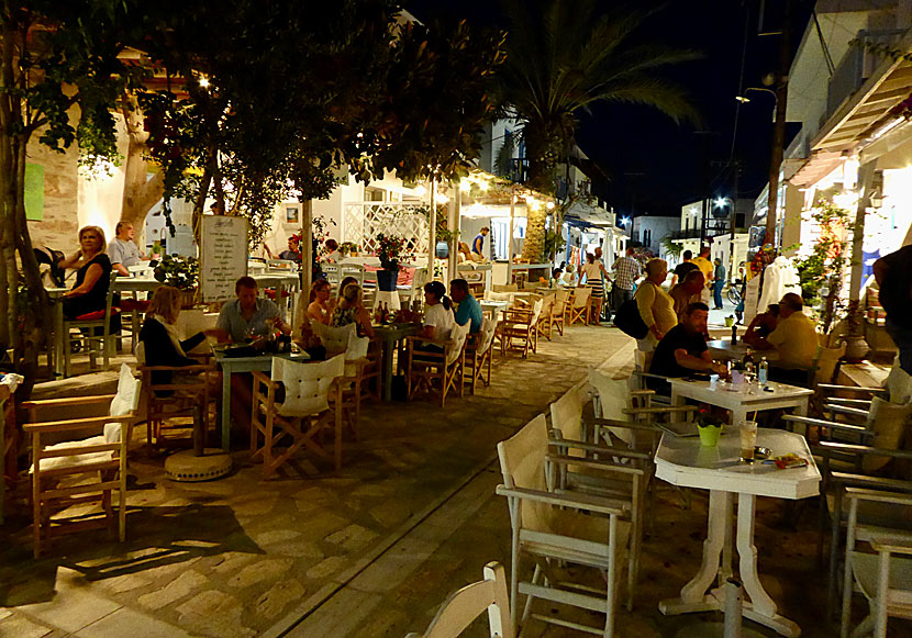 Along the cozy main street of Chora on Antiparos are good tavernas, restaurants, cafes and bars.