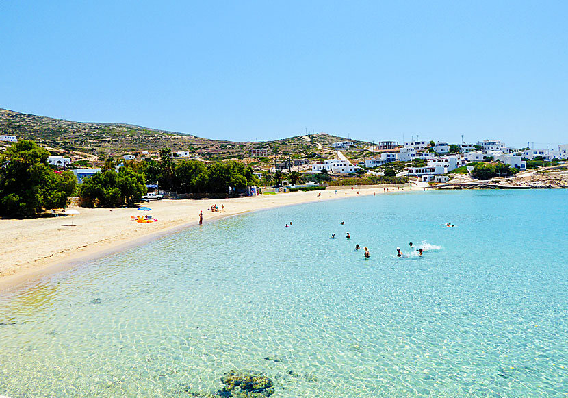 The fantastic port beach with tavernas and restaurants in Stavros on Donoussa.