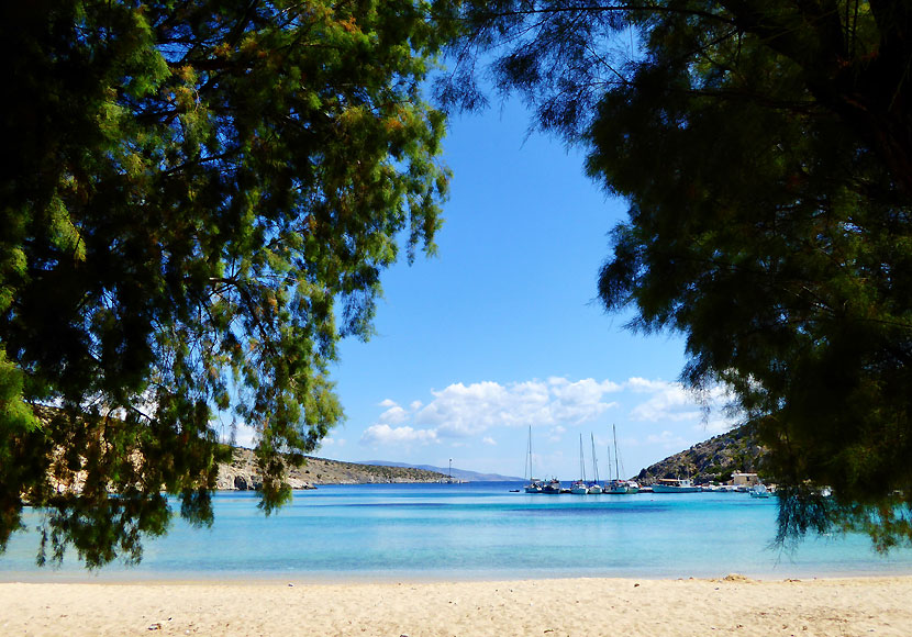 The sandy beach in the port of Iraklia is child-friendly and perfect for small children.