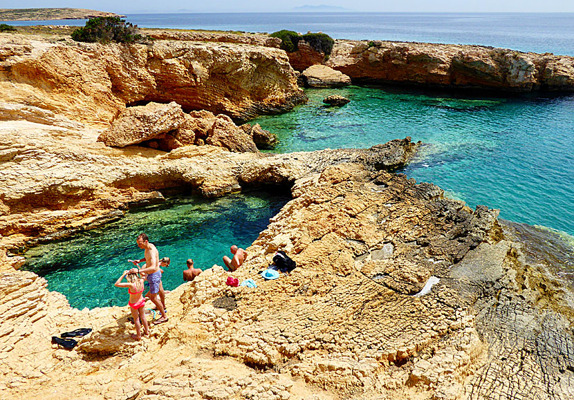 Devil's Eye is a popular lagoon located between the beaches Finikas and Pori on Koufonissia.