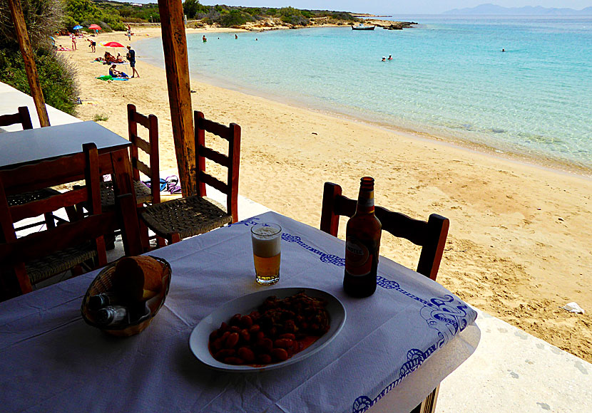 The child-friendly beach with the child-friendly taverna in Finikas on Koufonissia in the Cyclades.