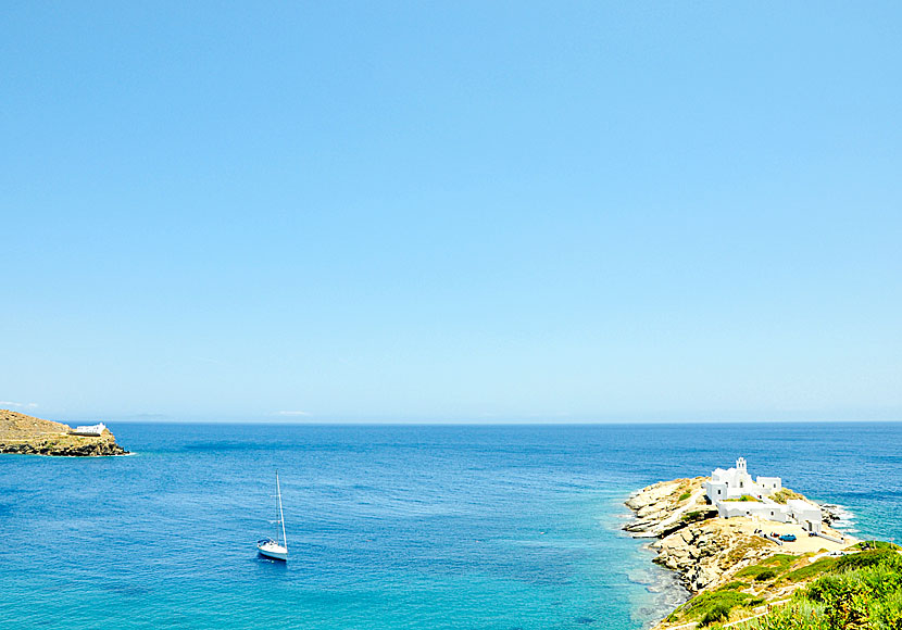 Sifnos is surrounded by wonderful snorkeling water like here at the Monastery Chrisopigi near Faros.