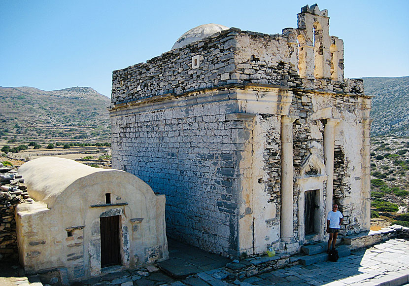 Don't miss the strange temple of Episkopi when you visit Sikinos.