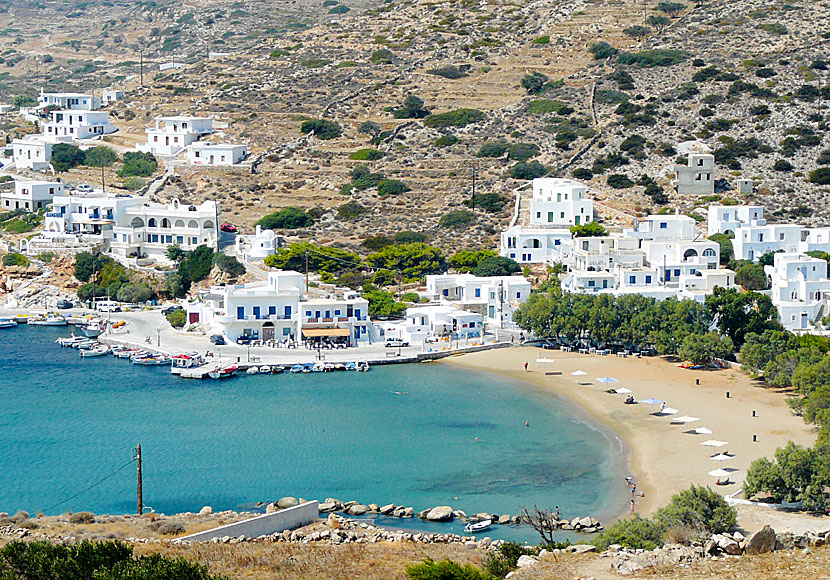 In the cozy port village of Alopronia on Sikinos there is a fine sandy beach and many good hotels.